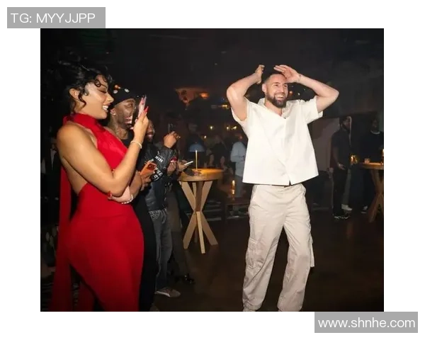 克莱庆生与父母同框女友晒照甜蜜祝福KlayDay温馨瞬间尽显家庭温暖 克莱庆生与父母同框女友晒照甜蜜祝福KlayDay温馨瞬间尽显家庭温暖